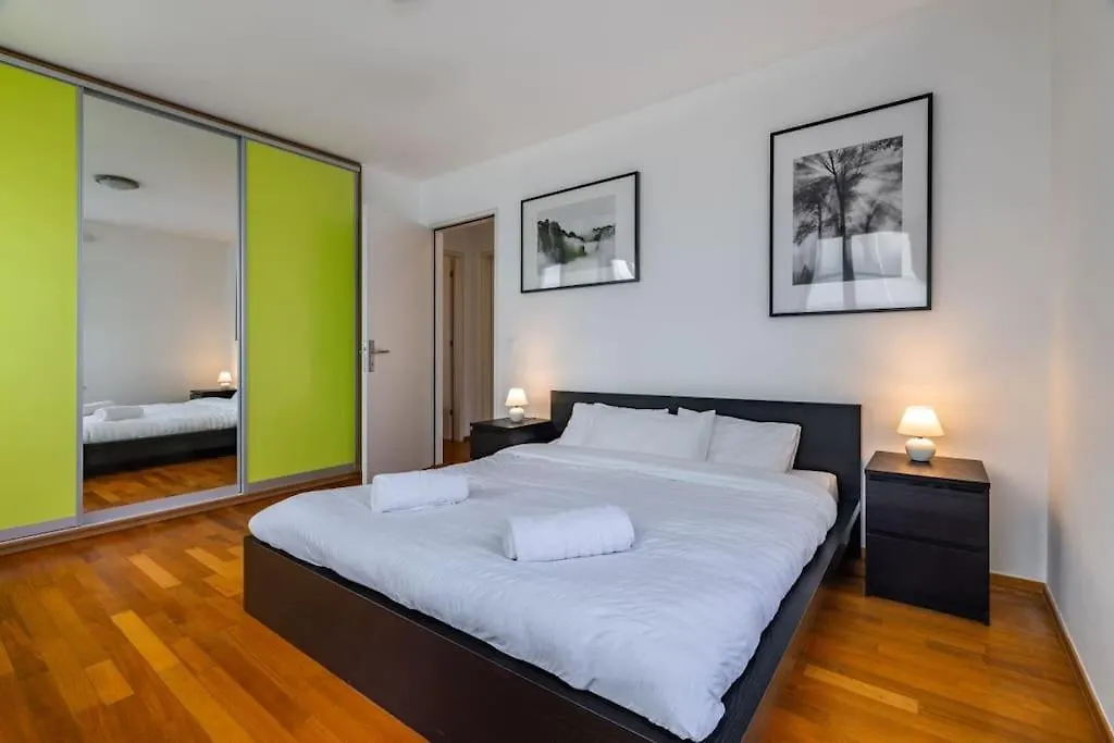 Modern Spacious Flat With A Terrace And A Parking Praag Tsjechië